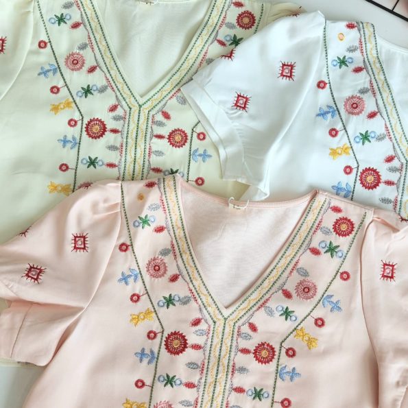 Korean Embroidery 刺绣V领上衣 (1072)