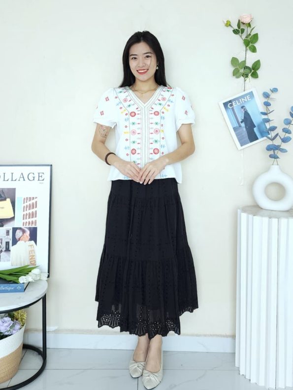 Korean Embroidery 刺绣V领上衣 (1072)